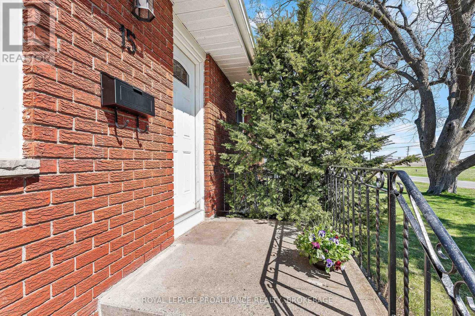 












15 SUNNY ACRES ROAD

,
Kingston (City SouthWest),




Ontario
K7M3N3

