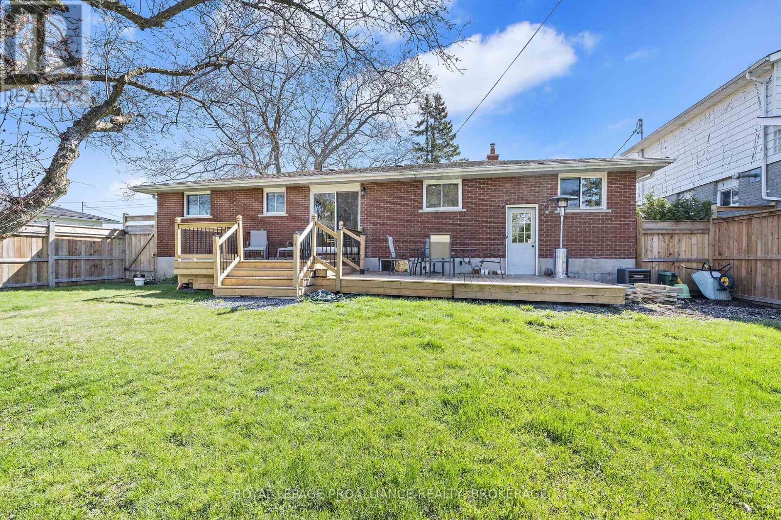












15 SUNNY ACRES ROAD

,
Kingston (City SouthWest),




Ontario
K7M3N3

