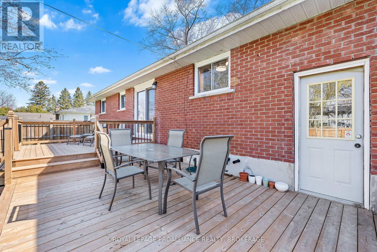 












15 SUNNY ACRES ROAD

,
Kingston (City SouthWest),




Ontario
K7M3N3

