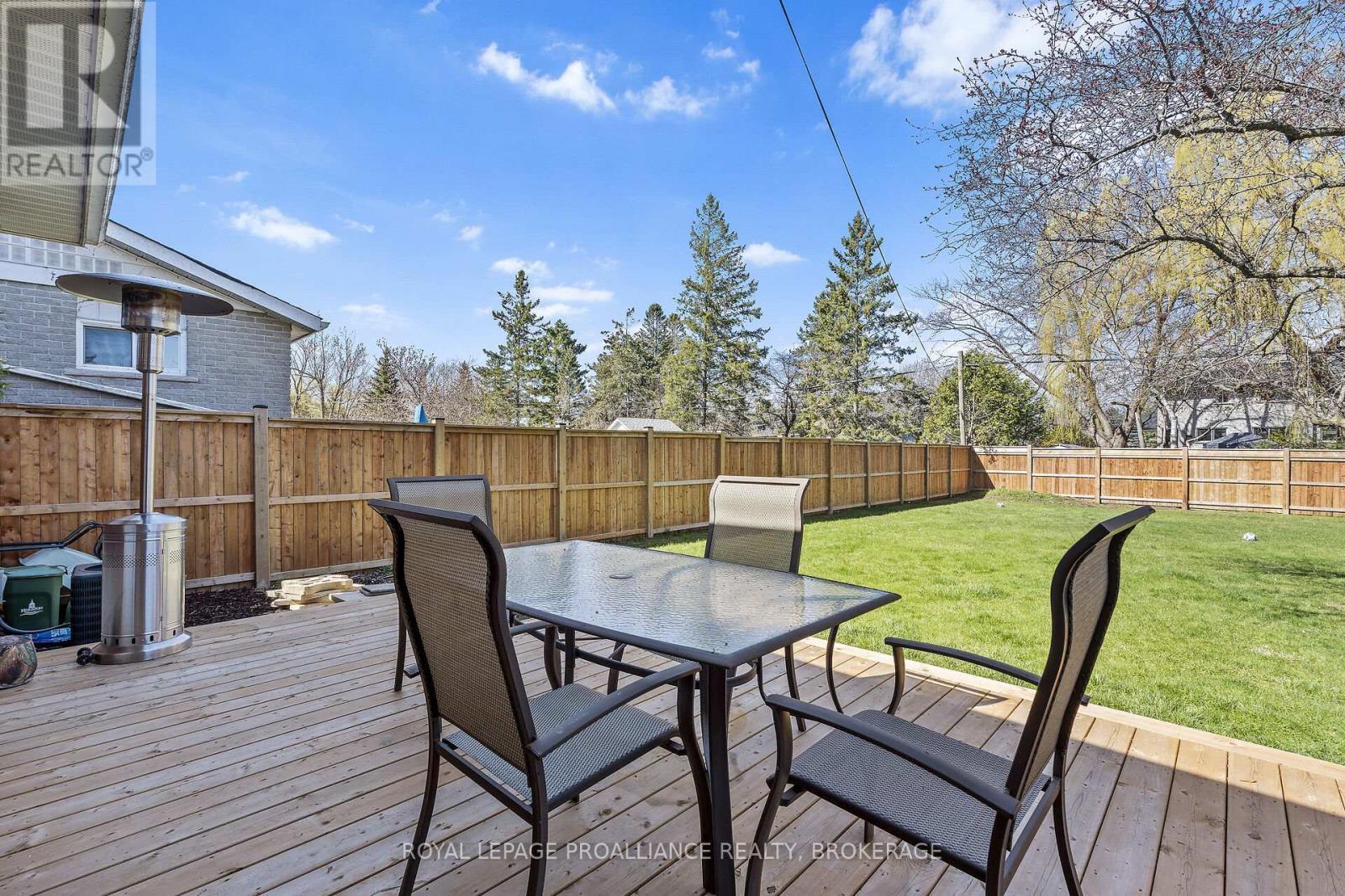 












15 SUNNY ACRES ROAD

,
Kingston (City SouthWest),




Ontario
K7M3N3

