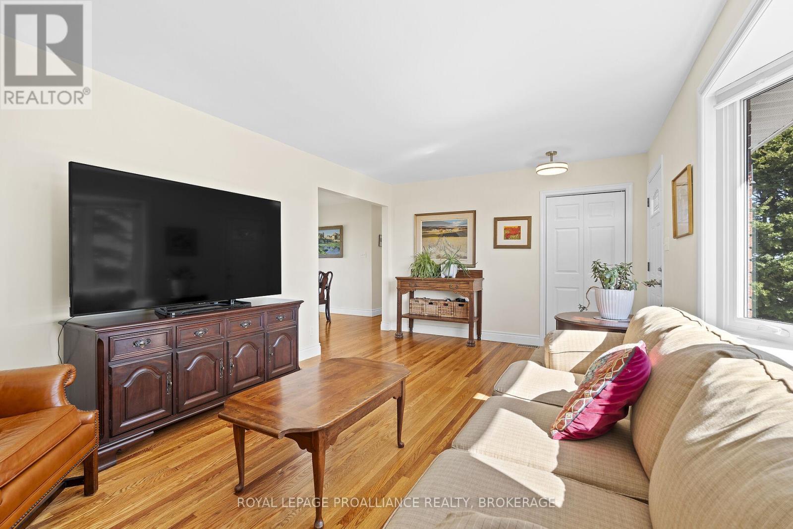 












15 SUNNY ACRES ROAD

,
Kingston (City SouthWest),




Ontario
K7M3N3

