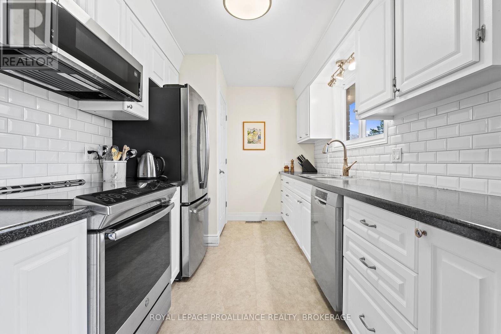 












15 SUNNY ACRES ROAD

,
Kingston (City SouthWest),




Ontario
K7M3N3

