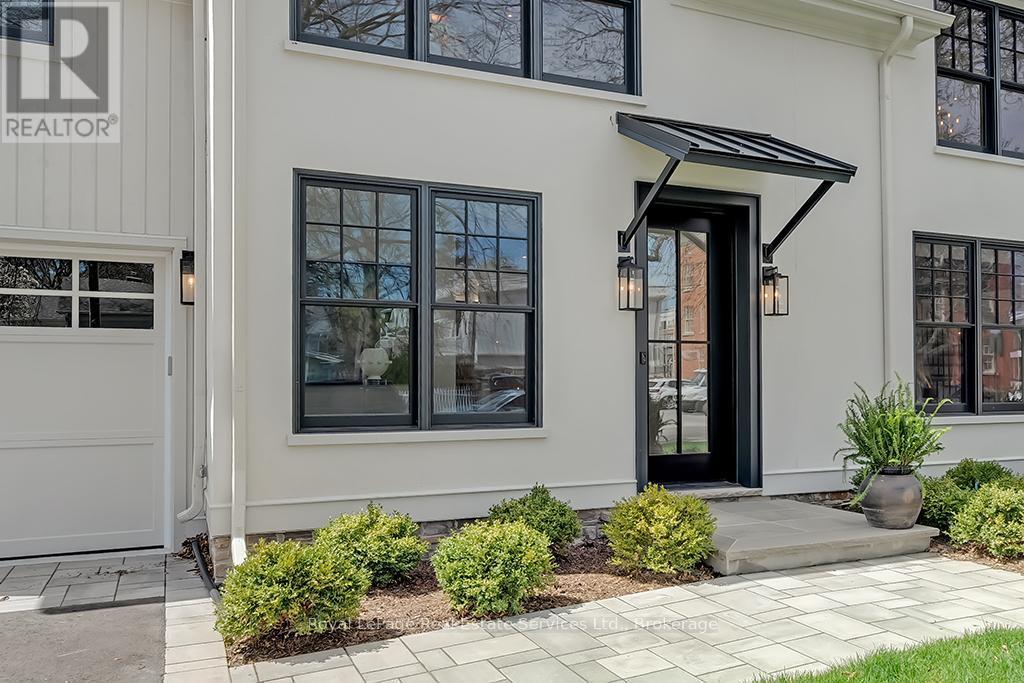 












68 NAVY STREET

,
Oakville (OO Old Oakville),




Ontario
L6J2Y9

