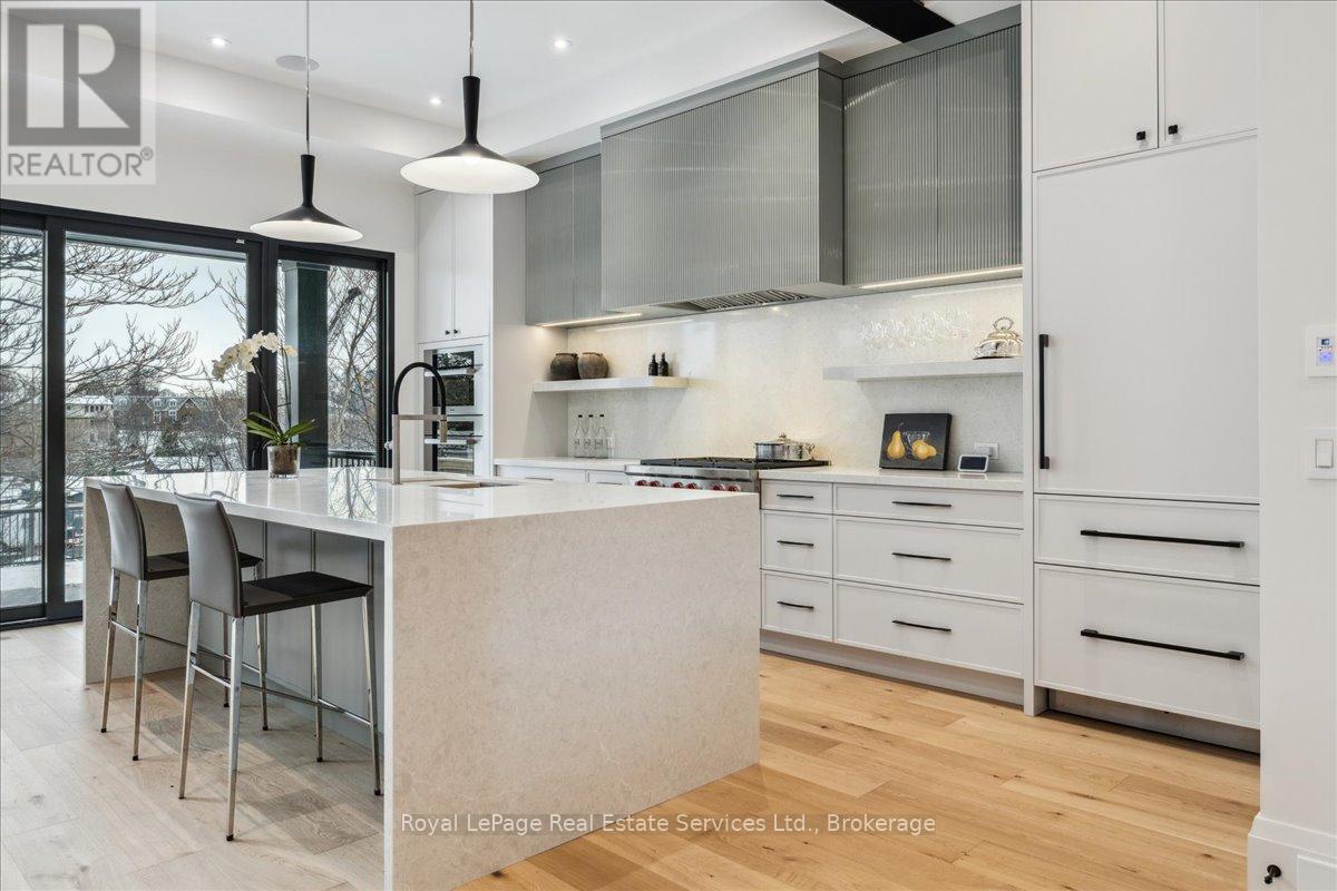 












68 NAVY STREET

,
Oakville (OO Old Oakville),




Ontario
L6J2Y9

