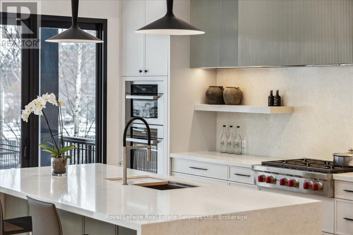 












68 NAVY STREET

,
Oakville (OO Old Oakville),




Ontario
L6J2Y9

