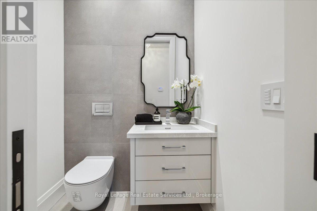 












68 NAVY STREET

,
Oakville (OO Old Oakville),




Ontario
L6J2Y9

