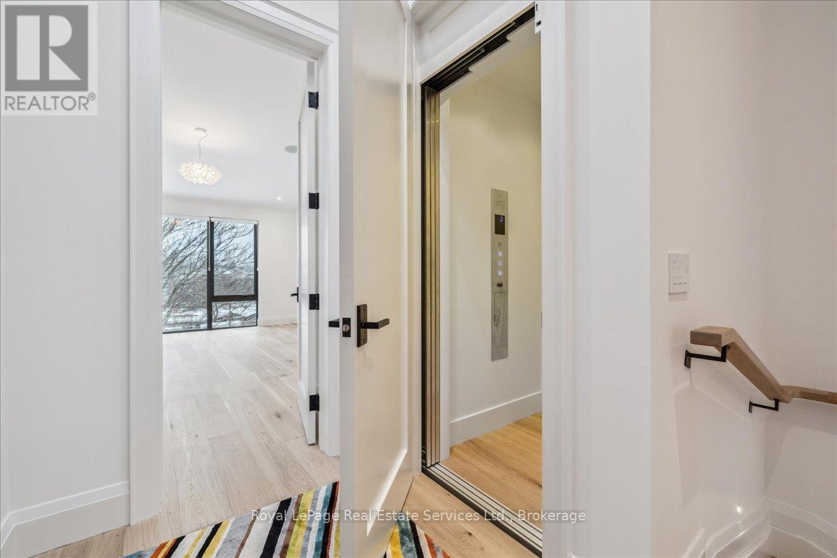 












68 NAVY STREET

,
Oakville (OO Old Oakville),




Ontario
L6J2Y9

