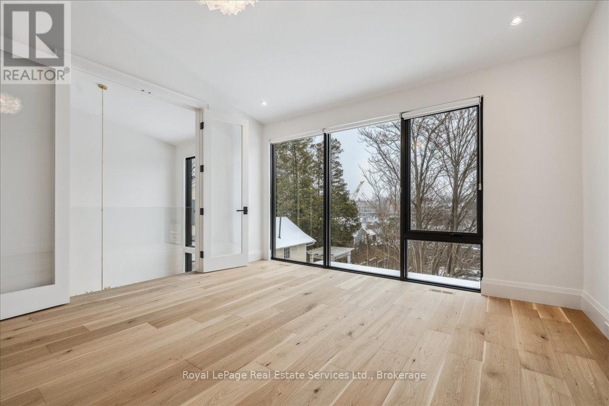 












68 NAVY STREET

,
Oakville (OO Old Oakville),




Ontario
L6J2Y9

