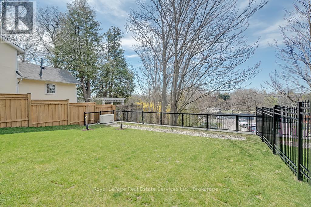












68 NAVY STREET

,
Oakville (OO Old Oakville),




Ontario
L6J2Y9

