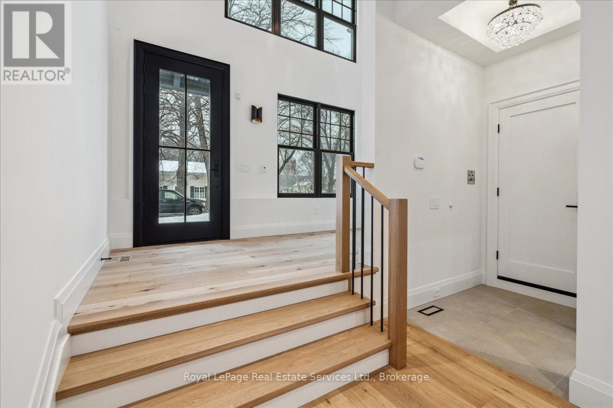 












68 NAVY STREET

,
Oakville (OO Old Oakville),




Ontario
L6J2Y9

