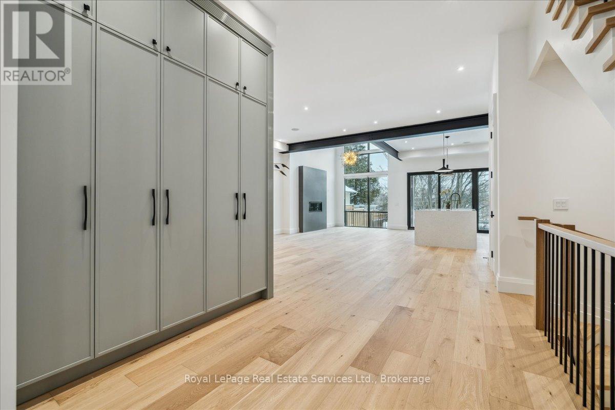 












68 NAVY STREET

,
Oakville (OO Old Oakville),




Ontario
L6J2Y9

