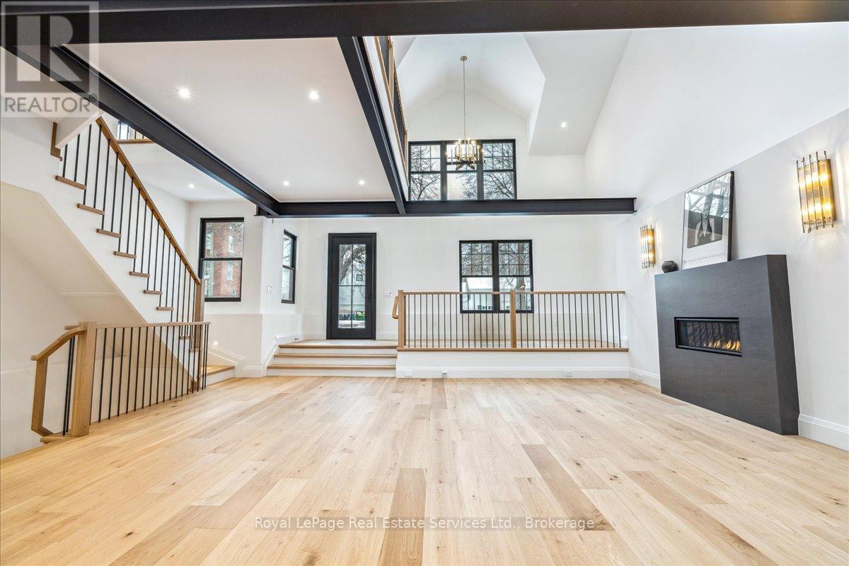 












70 NAVY STREET

,
Oakville (OO Old Oakville),




Ontario
L6J2Y9

