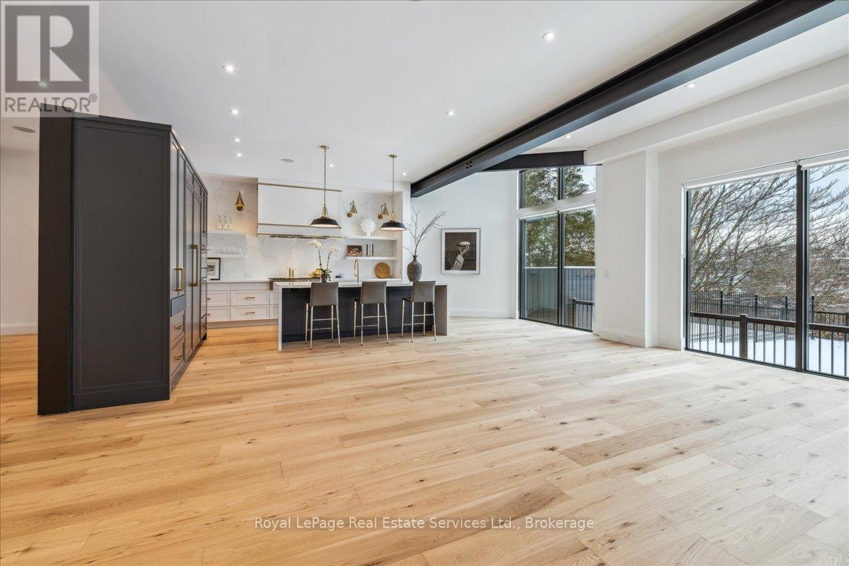 












70 NAVY STREET

,
Oakville (OO Old Oakville),




Ontario
L6J2Y9


