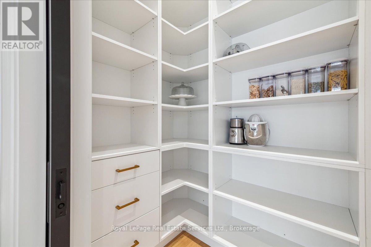 












70 NAVY STREET

,
Oakville (OO Old Oakville),




Ontario
L6J2Y9

