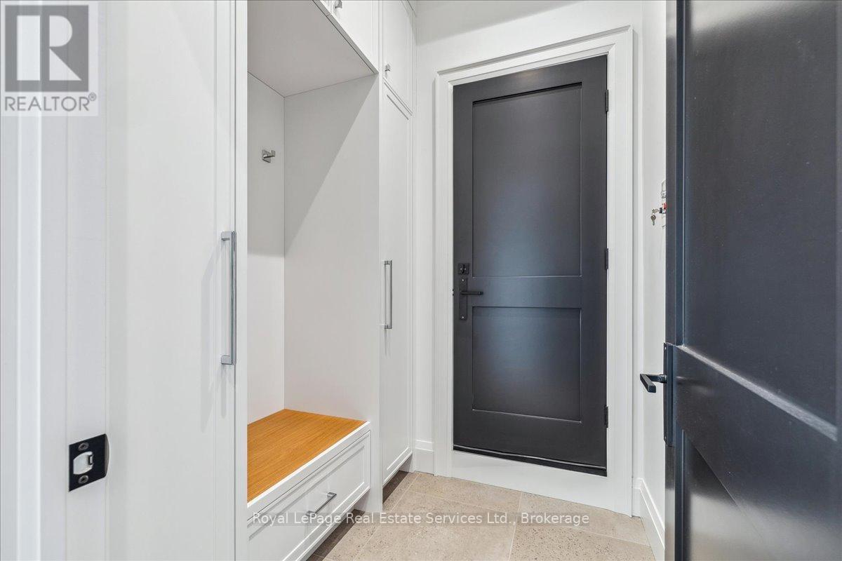 












70 NAVY STREET

,
Oakville (OO Old Oakville),




Ontario
L6J2Y9

