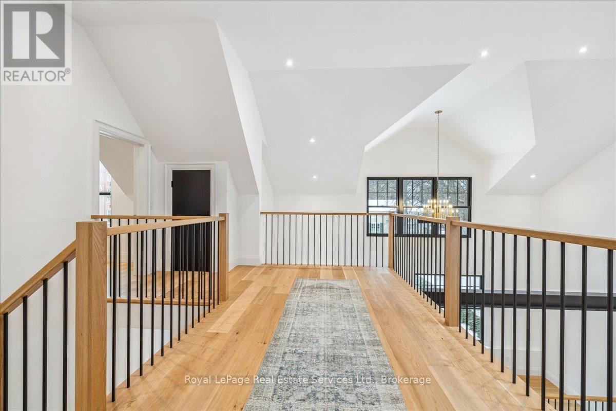 












70 NAVY STREET

,
Oakville (OO Old Oakville),




Ontario
L6J2Y9

