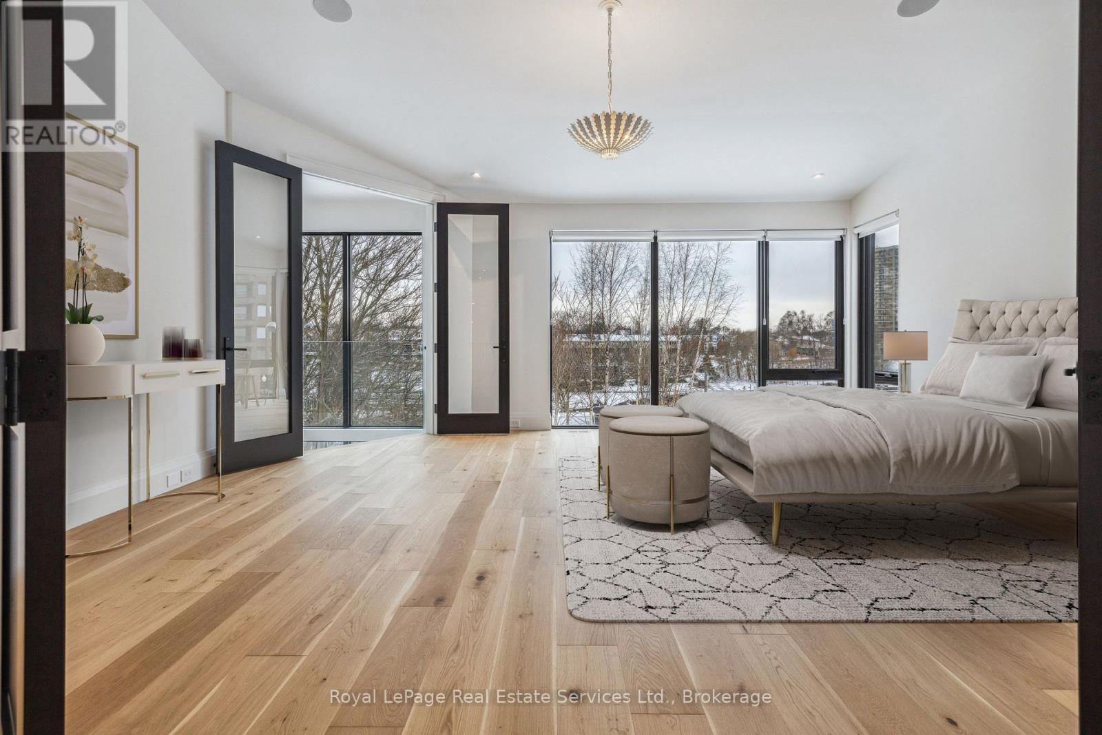 












70 NAVY STREET

,
Oakville (OO Old Oakville),




Ontario
L6J2Y9

