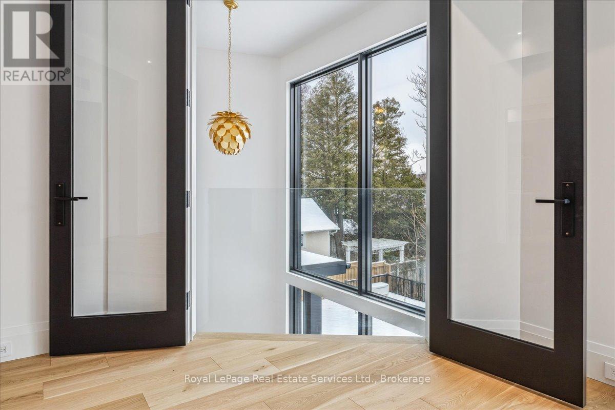 












70 NAVY STREET

,
Oakville (OO Old Oakville),




Ontario
L6J2Y9

