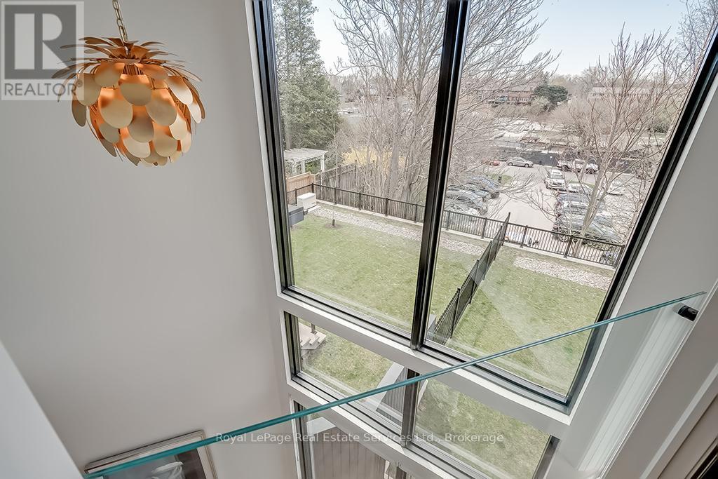 












70 NAVY STREET

,
Oakville (OO Old Oakville),




Ontario
L6J2Y9

