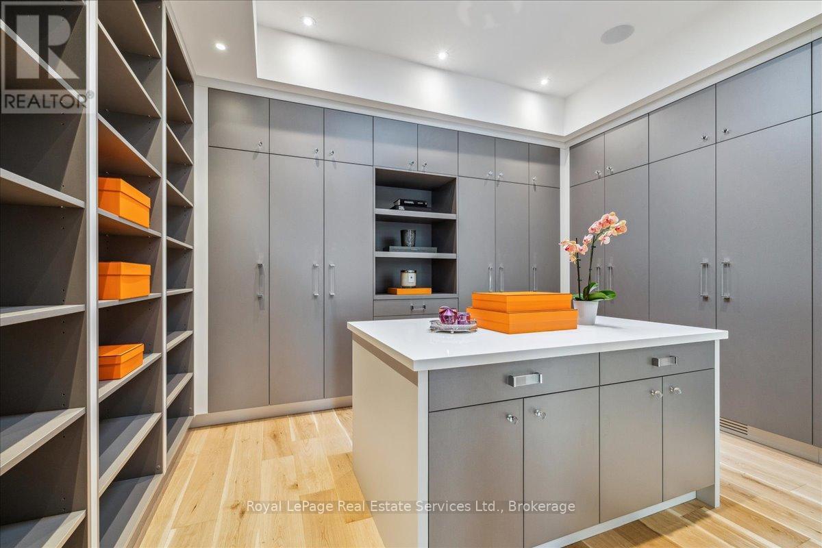 












70 NAVY STREET

,
Oakville (OO Old Oakville),




Ontario
L6J2Y9

