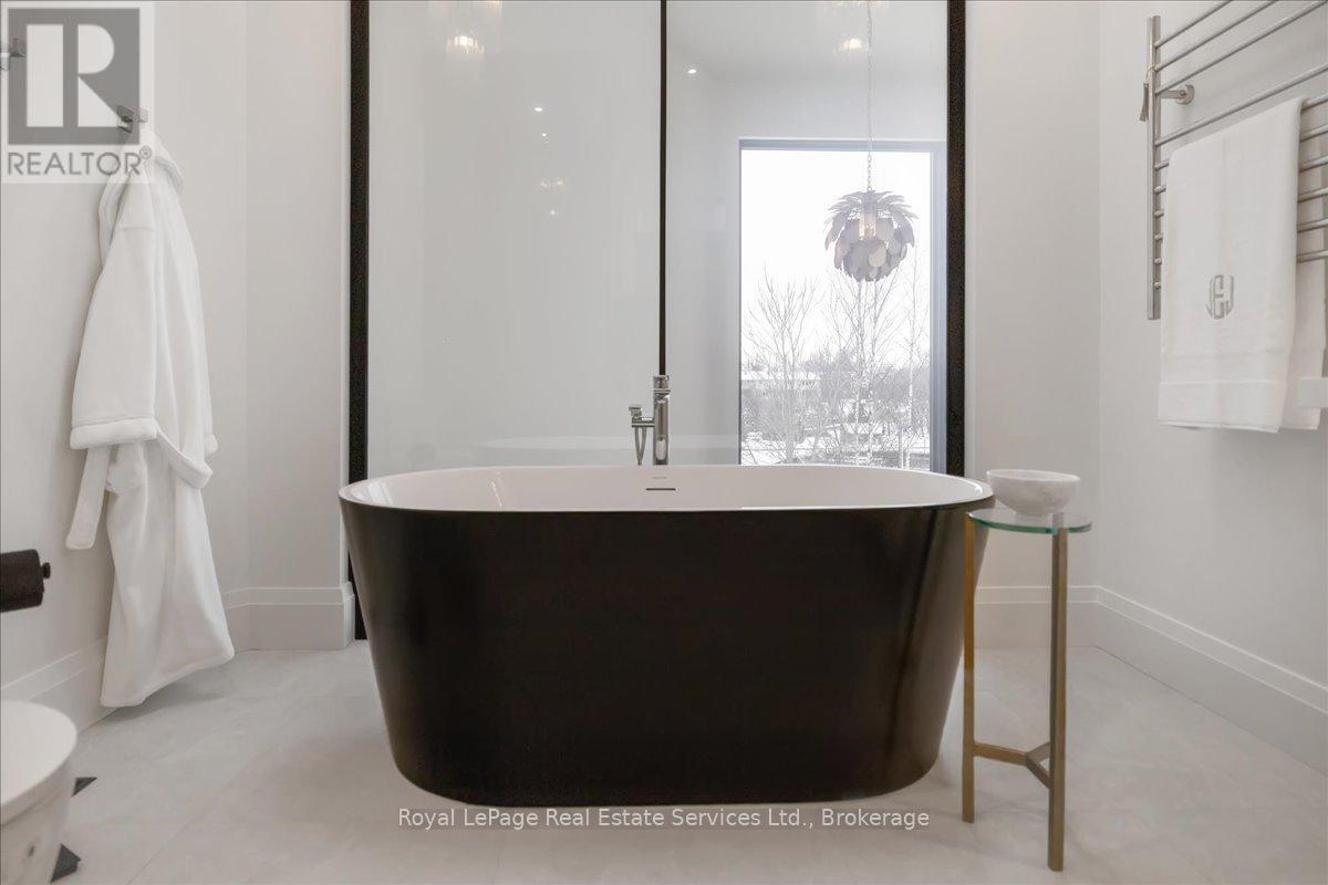 












70 NAVY STREET

,
Oakville (OO Old Oakville),




Ontario
L6J2Y9

