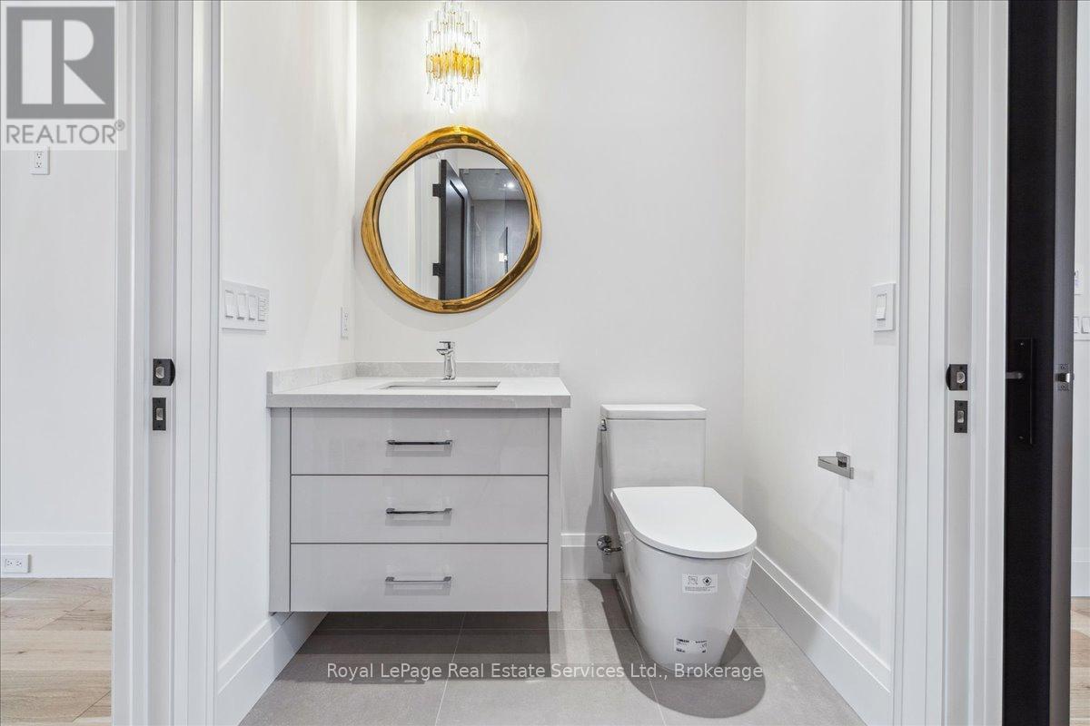 












70 NAVY STREET

,
Oakville (OO Old Oakville),




Ontario
L6J2Y9

