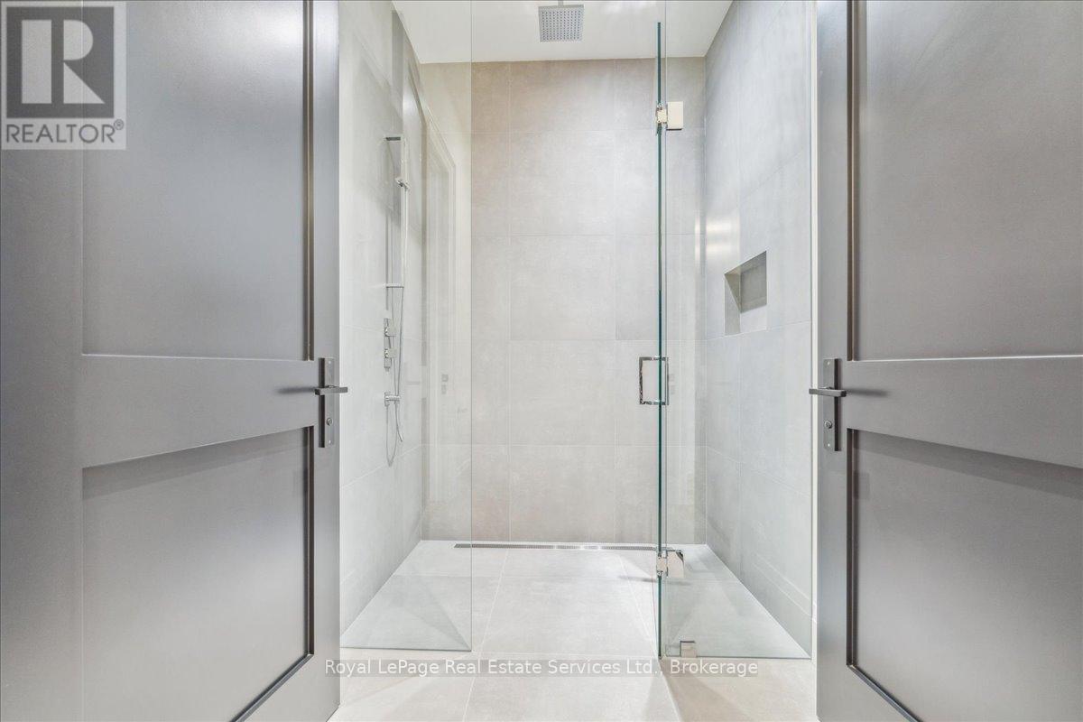 












70 NAVY STREET

,
Oakville (OO Old Oakville),




Ontario
L6J2Y9

