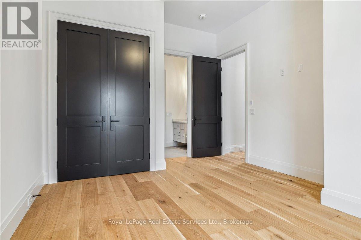 












70 NAVY STREET

,
Oakville (OO Old Oakville),




Ontario
L6J2Y9

