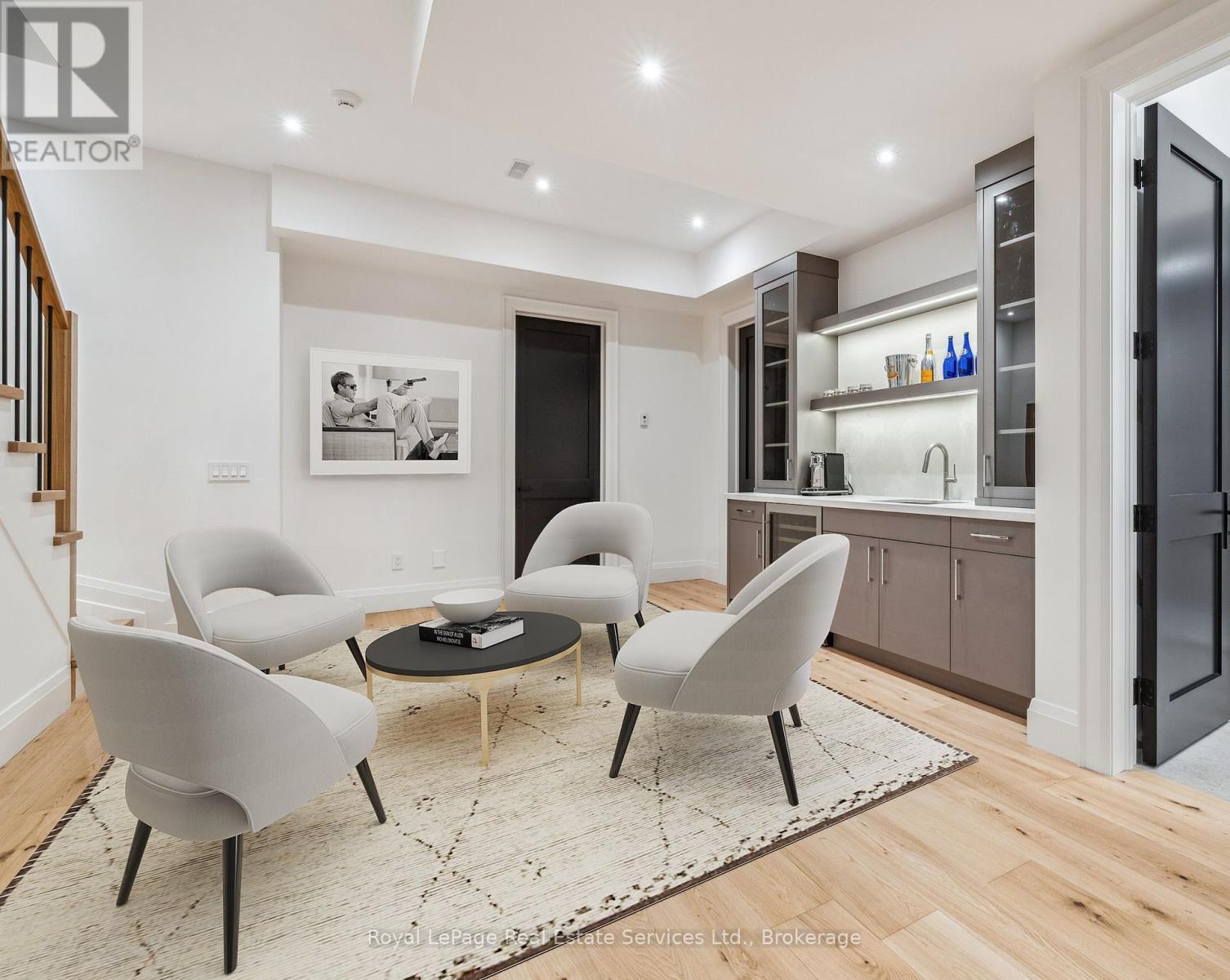 












70 NAVY STREET

,
Oakville (OO Old Oakville),




Ontario
L6J2Y9

