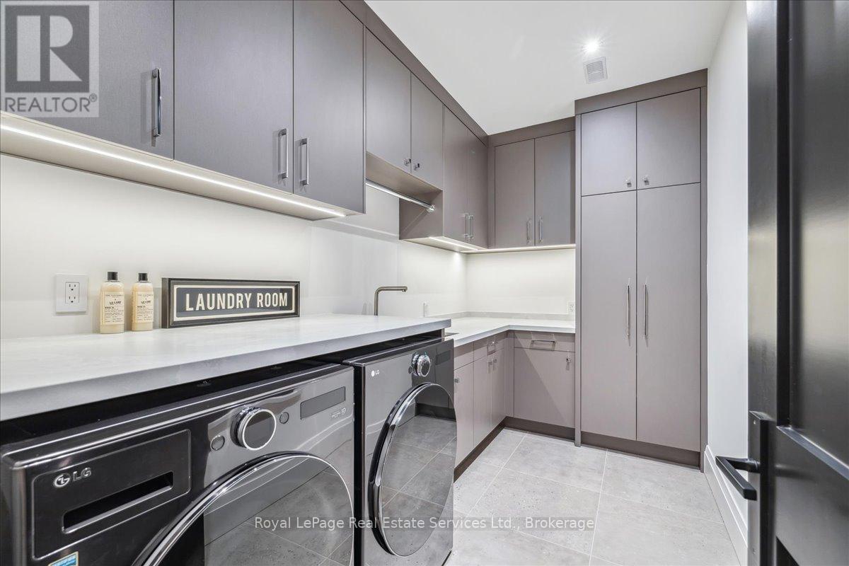 












70 NAVY STREET

,
Oakville (OO Old Oakville),




Ontario
L6J2Y9

