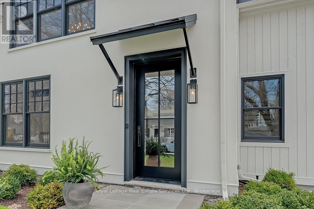 












70 NAVY STREET

,
Oakville (OO Old Oakville),




Ontario
L6J2Y9

