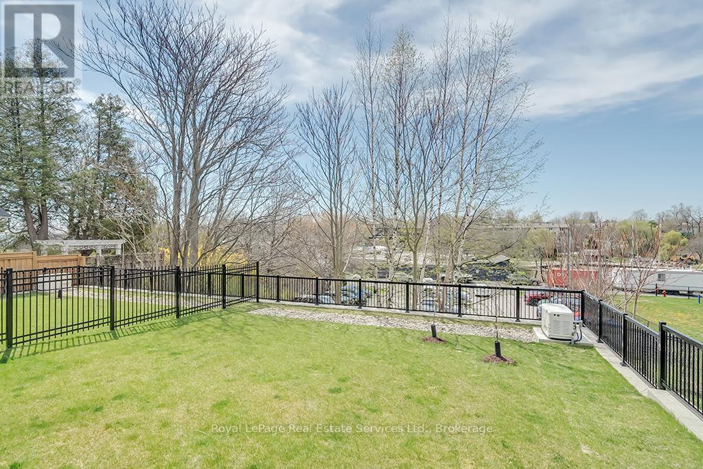 












70 NAVY STREET

,
Oakville (OO Old Oakville),




Ontario
L6J2Y9

