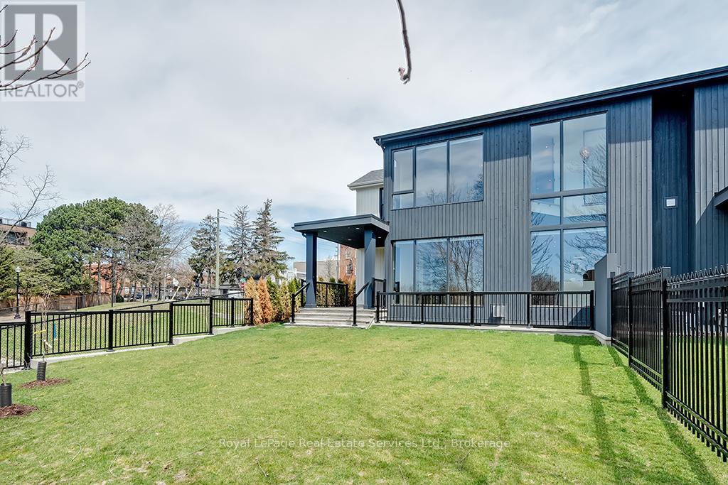 












70 NAVY STREET

,
Oakville (OO Old Oakville),




Ontario
L6J2Y9

