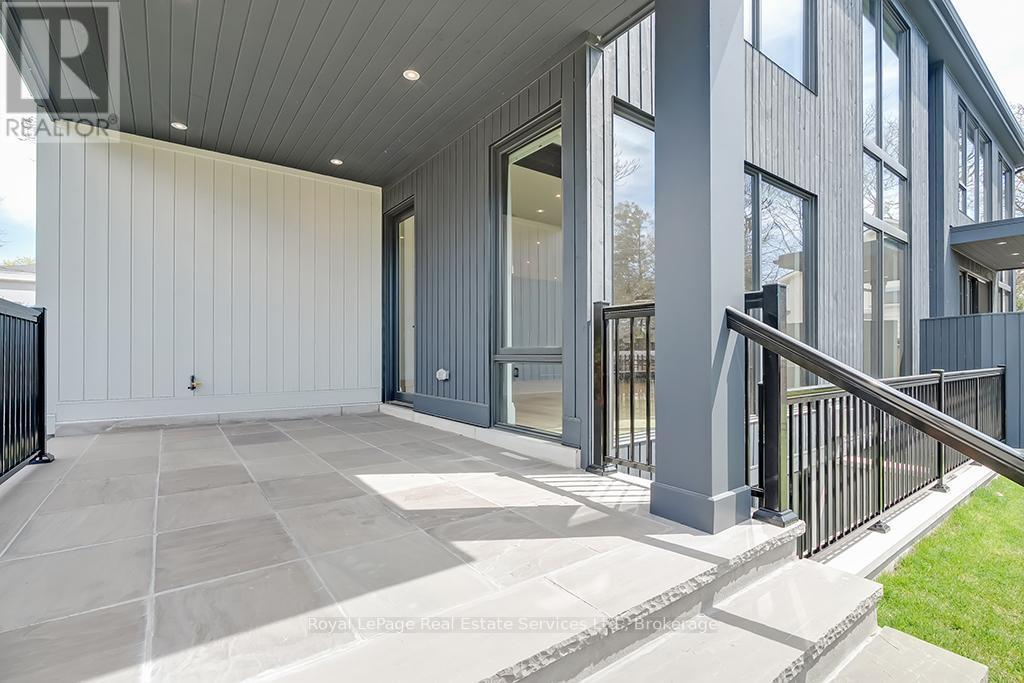 












70 NAVY STREET

,
Oakville (OO Old Oakville),




Ontario
L6J2Y9


