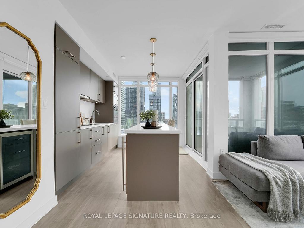 









27


Bathurst

Street, 406,
Toronto,




ON
M5V 0R1

