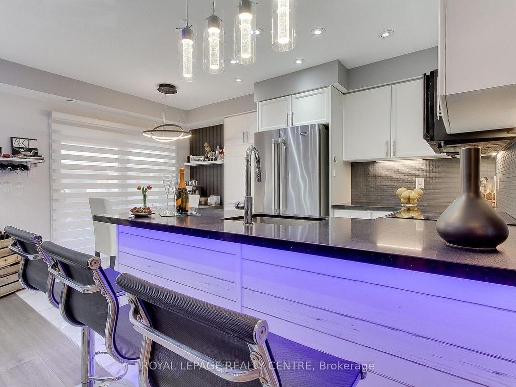 









750


Neighbourhood

Circle, 4,
Mississauga,




ON
L5B 0B7


