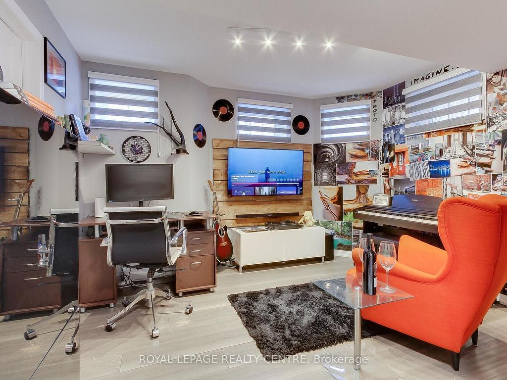 









750


Neighbourhood

Circle, 4,
Mississauga,




ON
L5B 0B7

