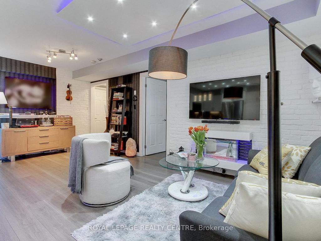 









750


Neighbourhood

Circle, 4,
Mississauga,




ON
L5B 0B7

