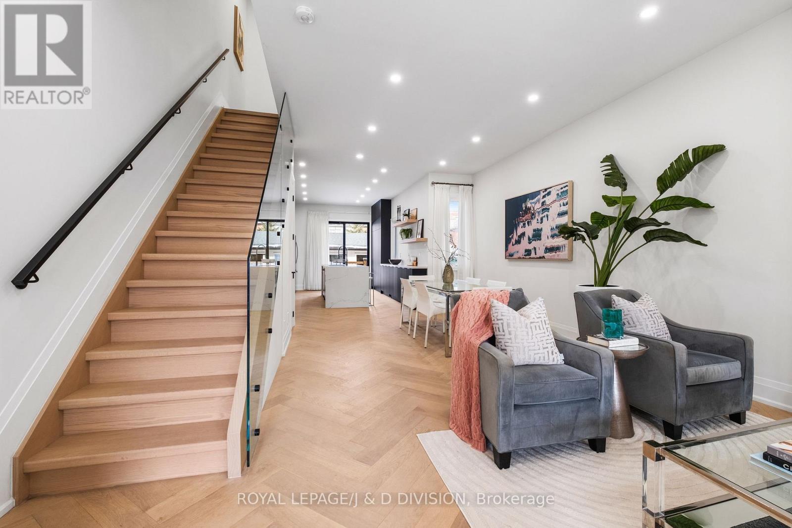 












28 MELVILLE AVENUE

,
Toronto,




Ontario
M6G1Y2

