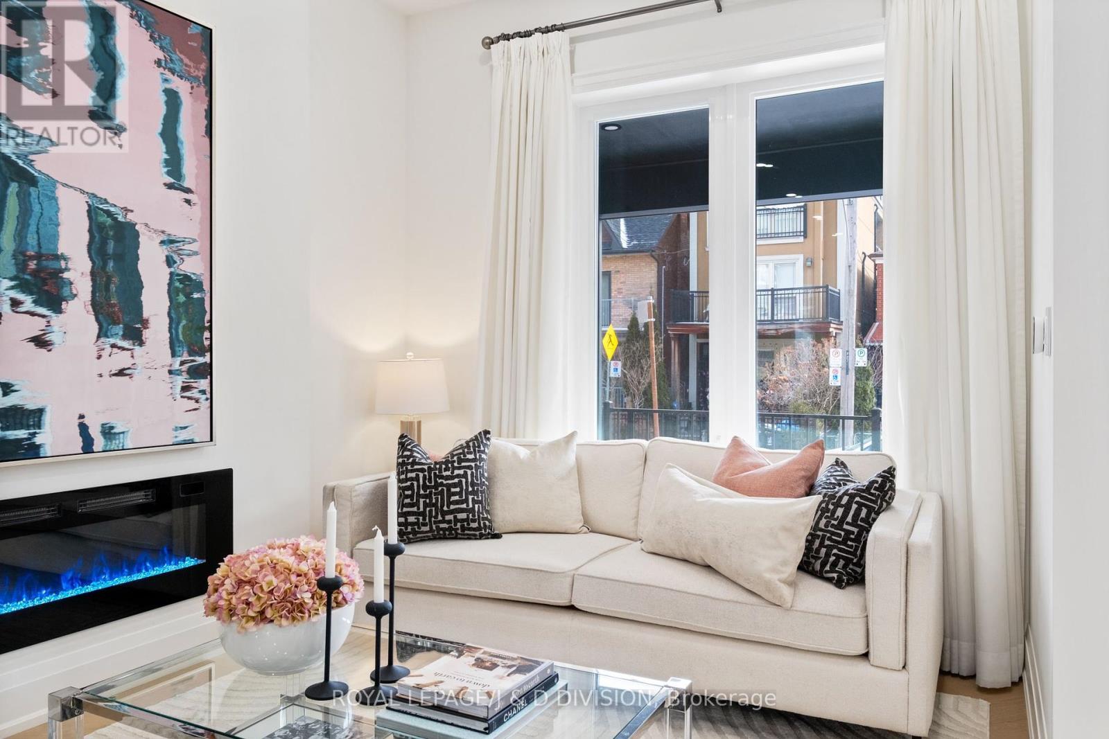 












28 MELVILLE AVENUE

,
Toronto,




Ontario
M6G1Y2

