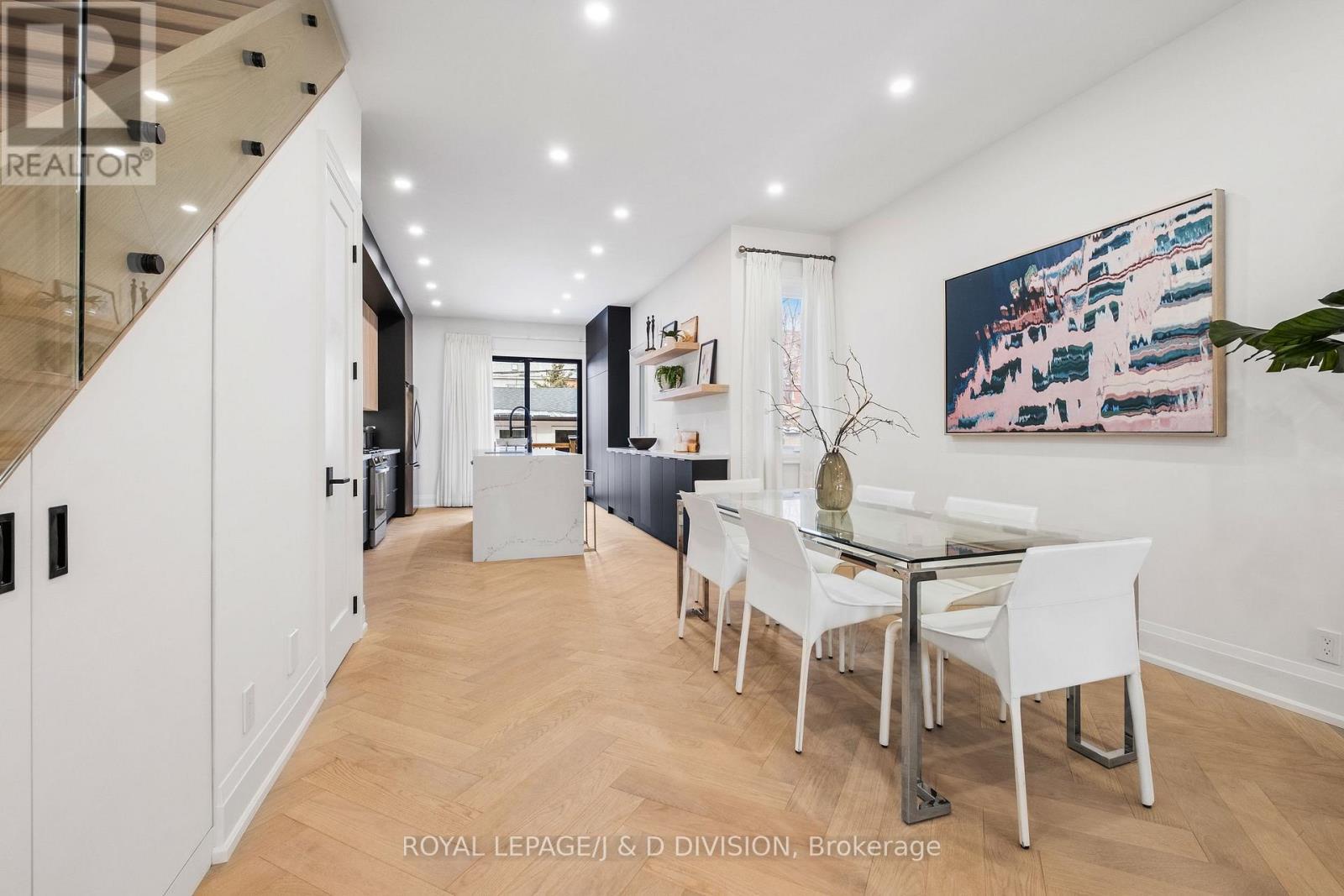 












28 MELVILLE AVENUE

,
Toronto,




Ontario
M6G1Y2

