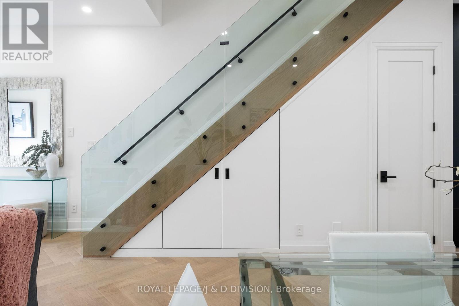 












28 MELVILLE AVENUE

,
Toronto,




Ontario
M6G1Y2

