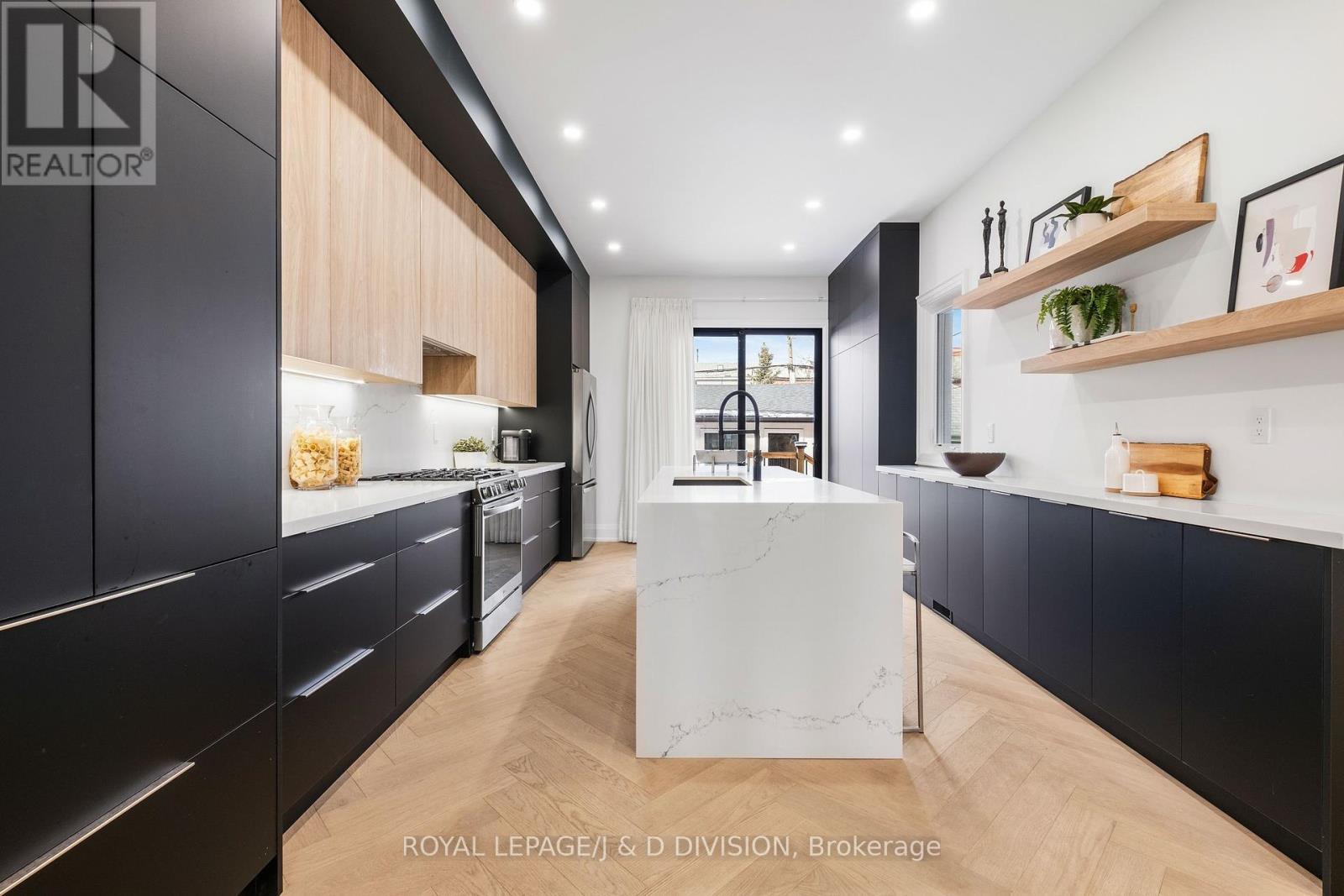 












28 MELVILLE AVENUE

,
Toronto,




Ontario
M6G1Y2

