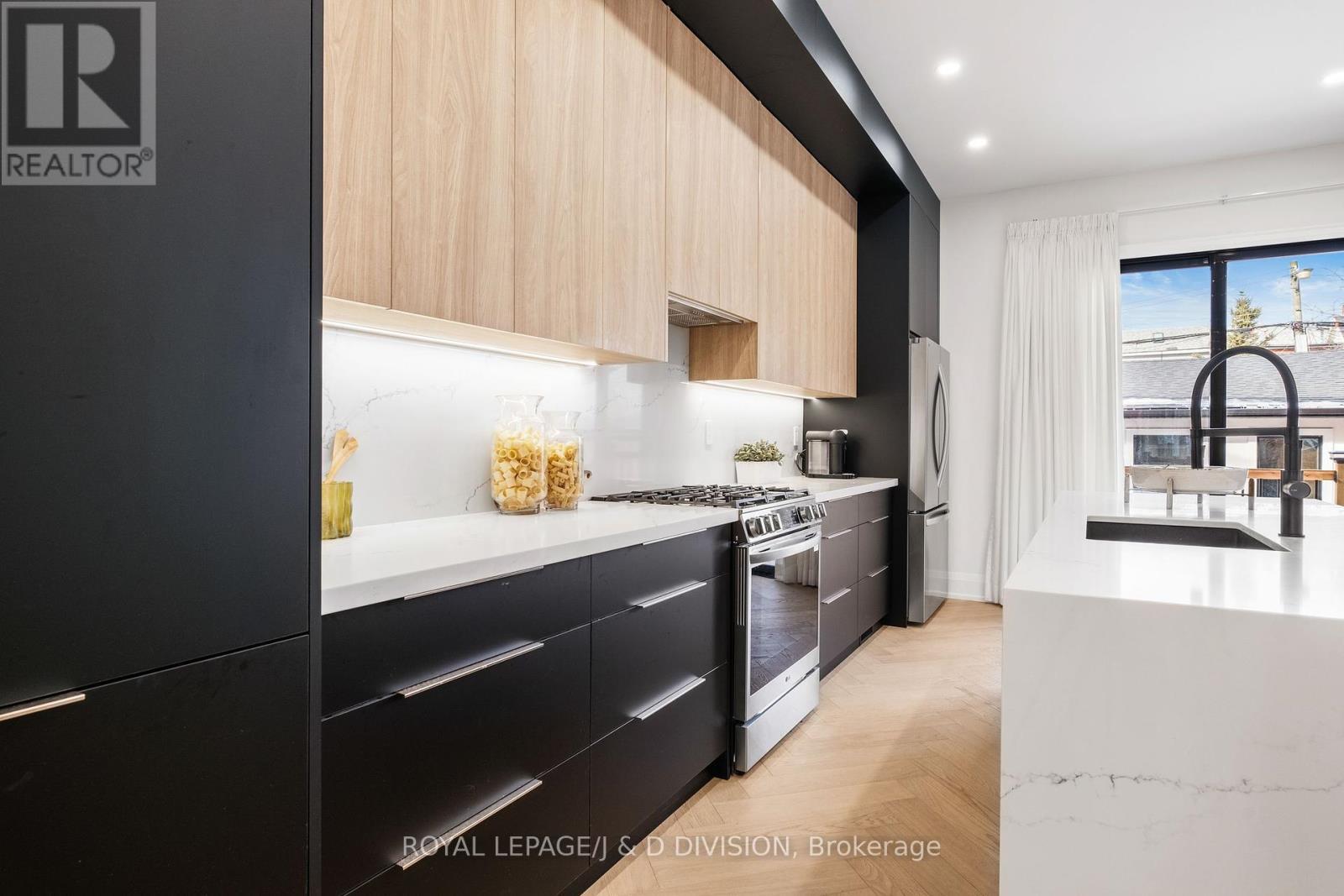 












28 MELVILLE AVENUE

,
Toronto,




Ontario
M6G1Y2

