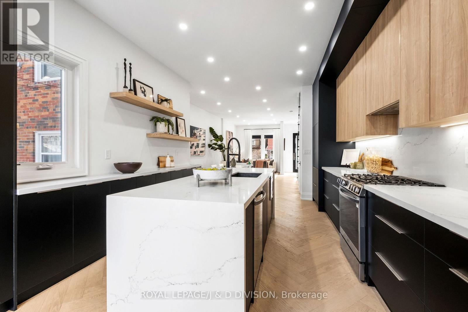 












28 MELVILLE AVENUE

,
Toronto,




Ontario
M6G1Y2


