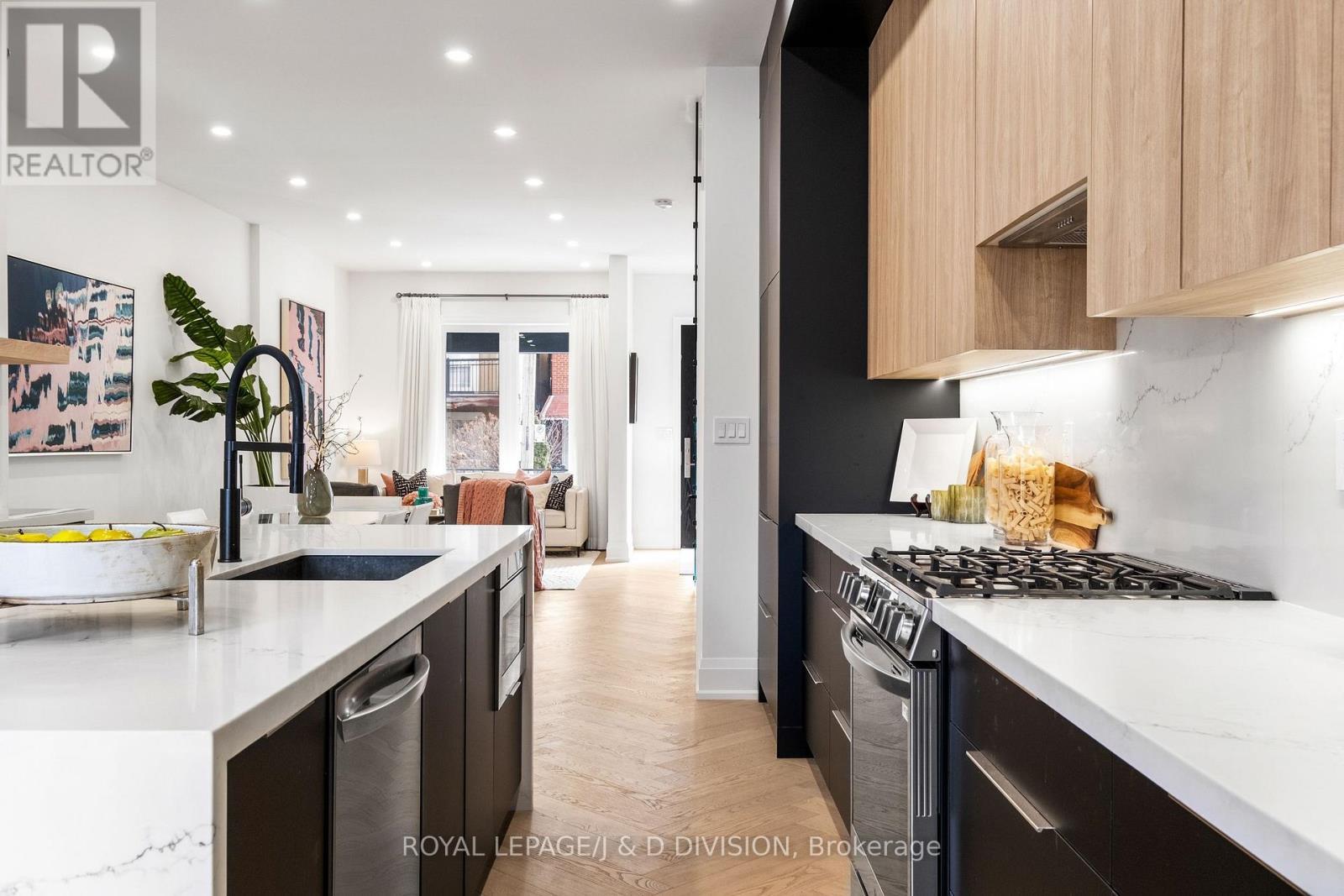 












28 MELVILLE AVENUE

,
Toronto,




Ontario
M6G1Y2

