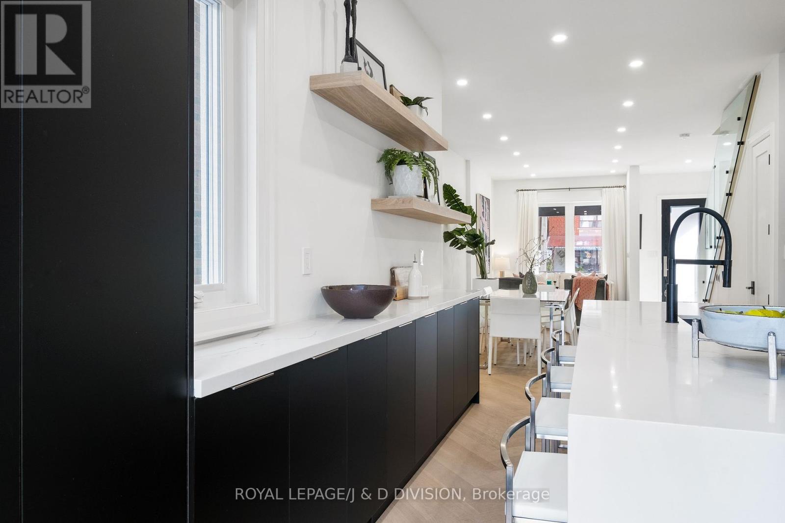 












28 MELVILLE AVENUE

,
Toronto,




Ontario
M6G1Y2

