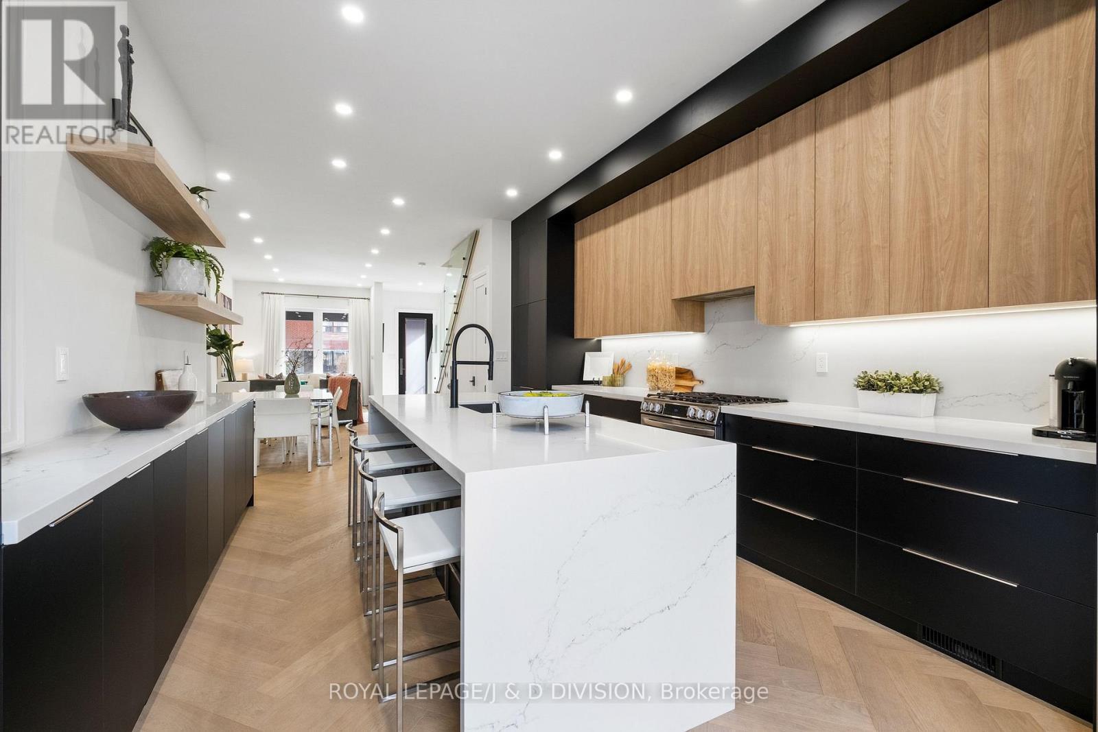 












28 MELVILLE AVENUE

,
Toronto,




Ontario
M6G1Y2

