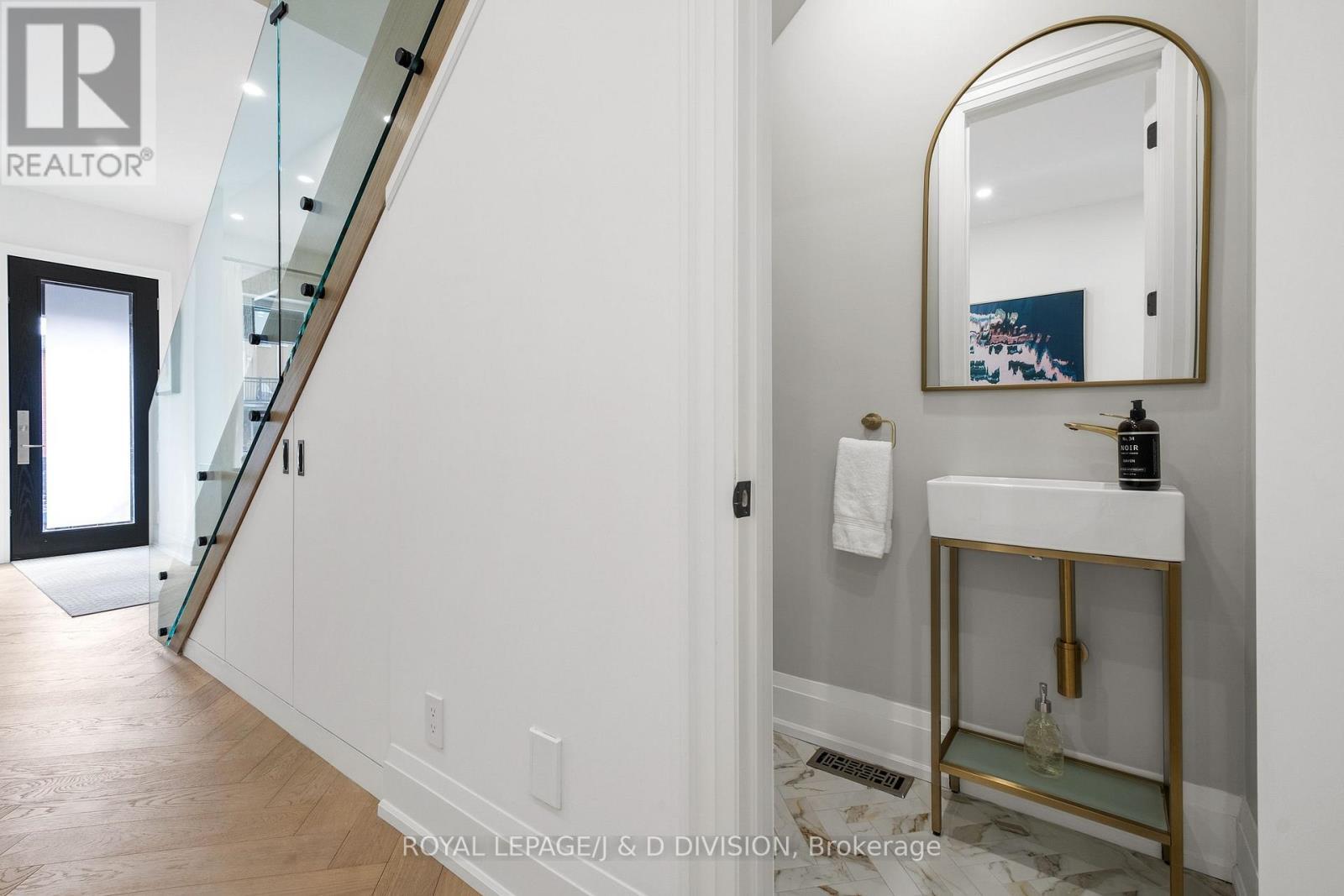 












28 MELVILLE AVENUE

,
Toronto,




Ontario
M6G1Y2

