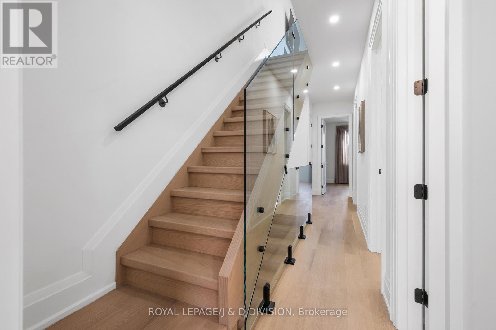 












28 MELVILLE AVENUE

,
Toronto,




Ontario
M6G1Y2

